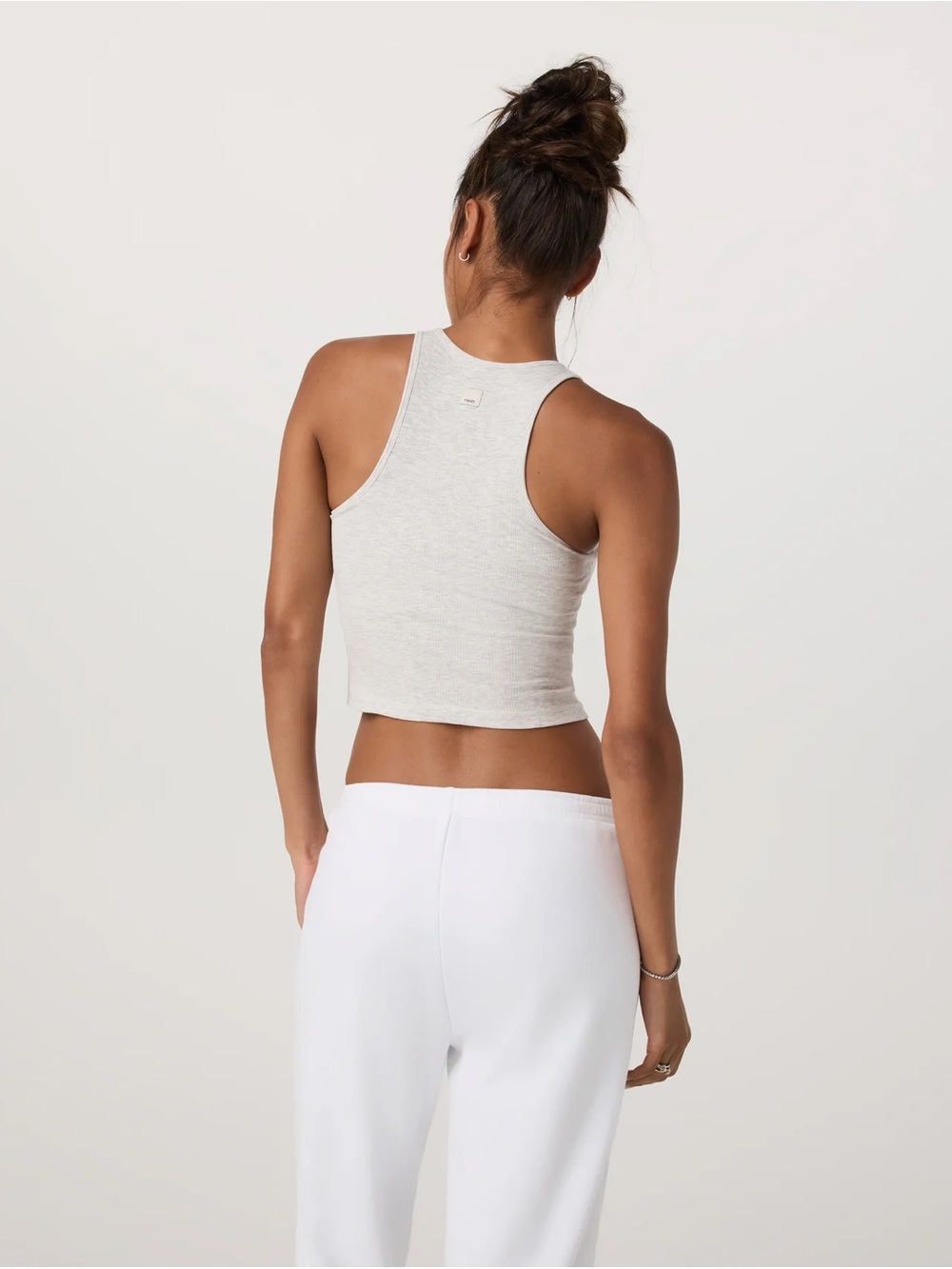 Vuori Pose Plyo Tank Top in White Heather Size Medium - Picture 4 of 6